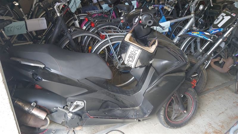 Politie neemt twee bromfietsen in beslag