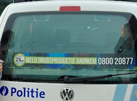 Politiecombi's met sticker van drugsmeldpunt