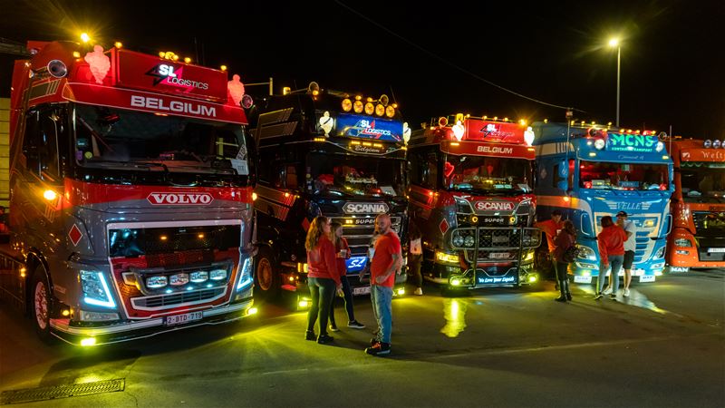 Prachtige truckshow in het donker