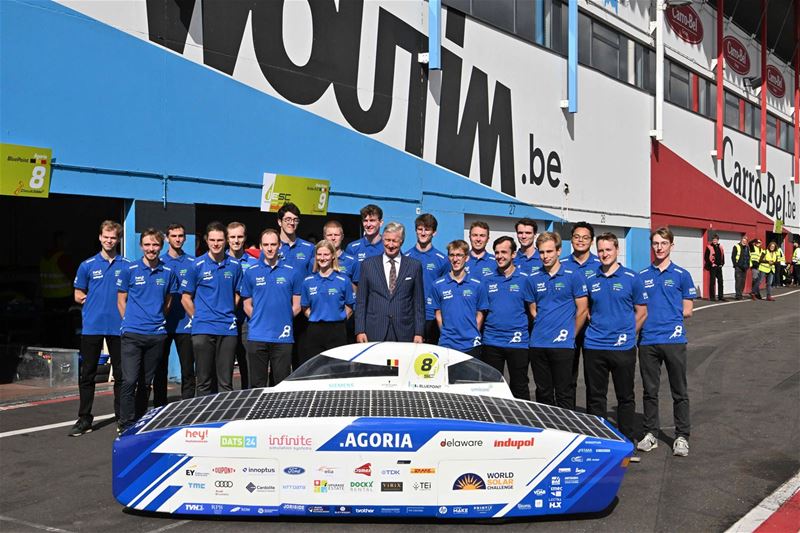 Prins Laurent geeft start van zonnewagensrace