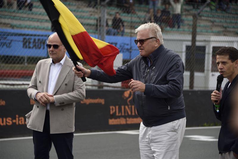 Prins Laurent heeft zonnerace op gang gevlagd