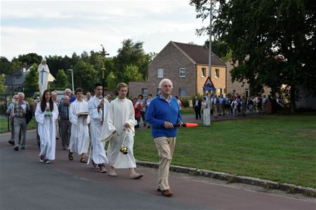 Processie met kaarsen naar de kluis