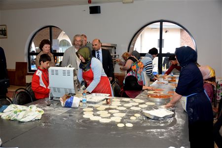 Proeven van Turkse specialiteiten op Kermes