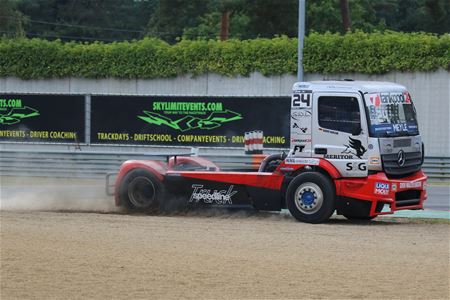 Racetrucks brullen over het asfalt