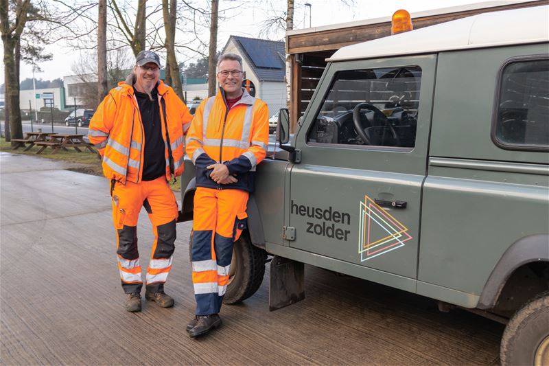 Rattenvanger Andy geeft fakkel door aan Robby