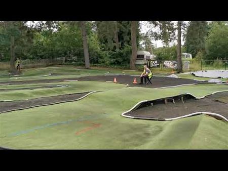 Razendsnelle miniaturen flitsen over hun circuit