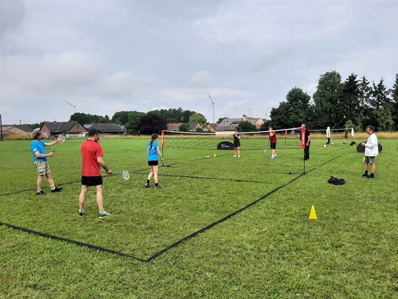 Regen betekende vroegtijdig einde van airbadminton