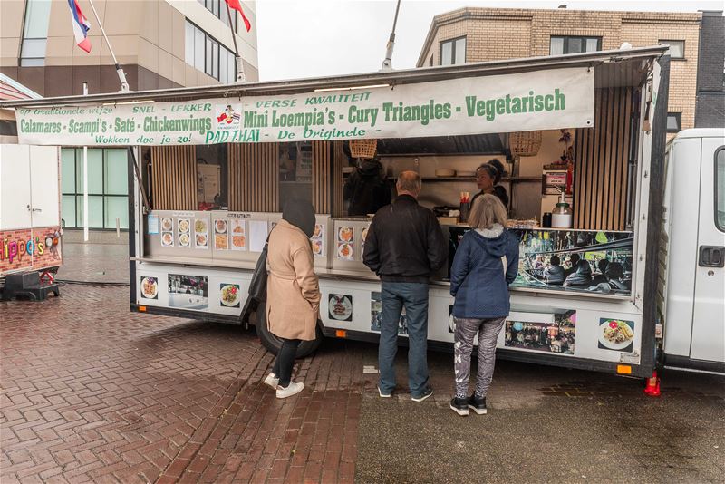 Regen verstoort de start van foodtruckfestival