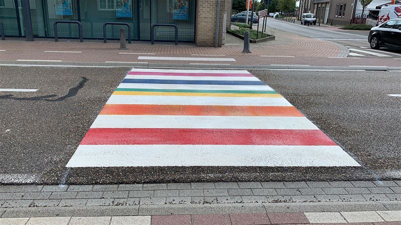 Regenboogzebrapad ligt in Guido Gezellelaan