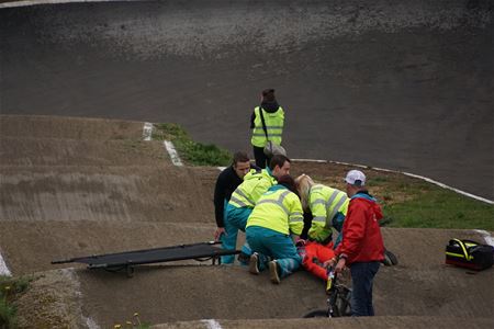 Renner zwaargewond bij val