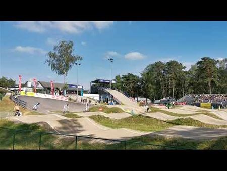 Renners verkennen volop de BMX-track