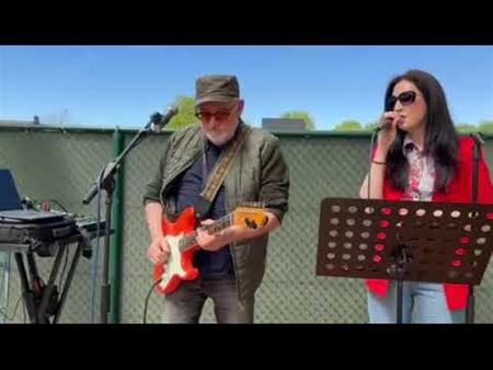 Rocco en Belinda bekoren het Zandloperpubliek