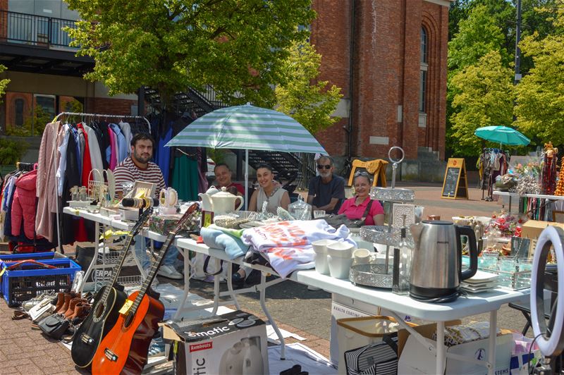 Rommelmarkt maakt van Marktplein tropische plek