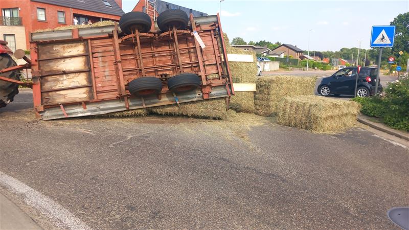 Rotonde versperd door hooibalen van landbouwwagen