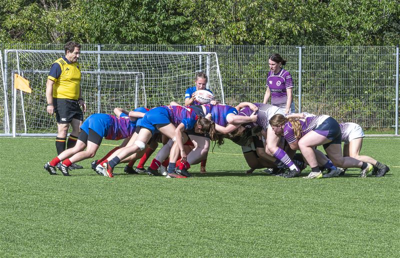 Rugbydames verkopen hun huid duur op benefiet