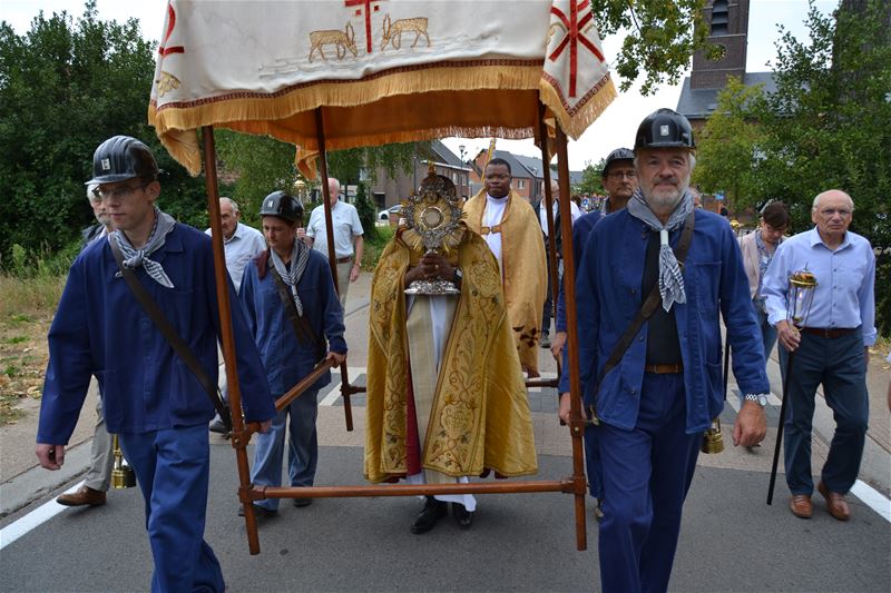Sacramentsprocessie blijft bindmiddel in Viversel