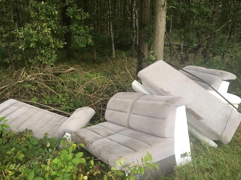 Salon gedumpt in de natuur