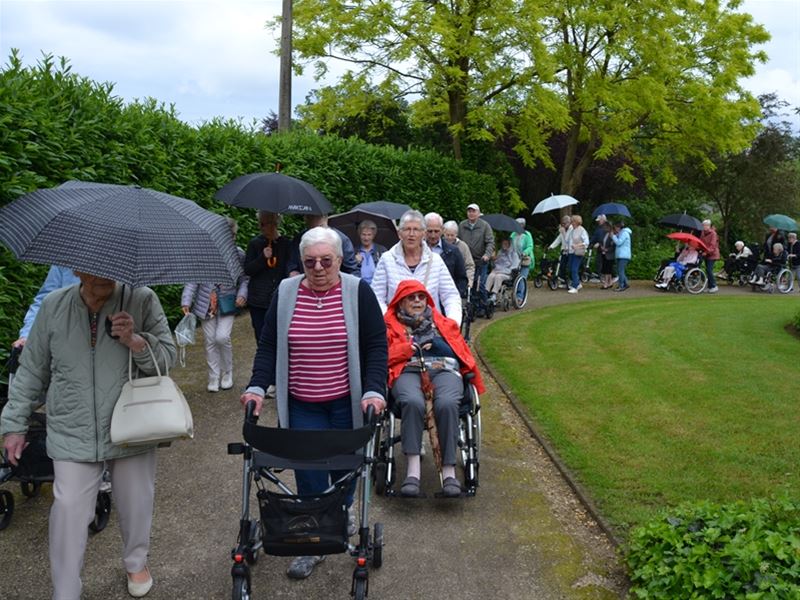 Samana trok naar kapel aan de Jogem