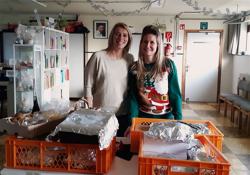 School van Koersel deelt cake met St.-Vincentius