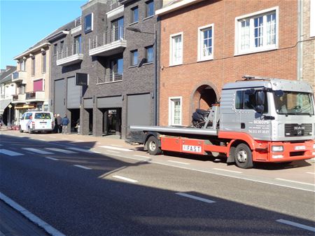 Scooter en auto zonder verzekering in beslag