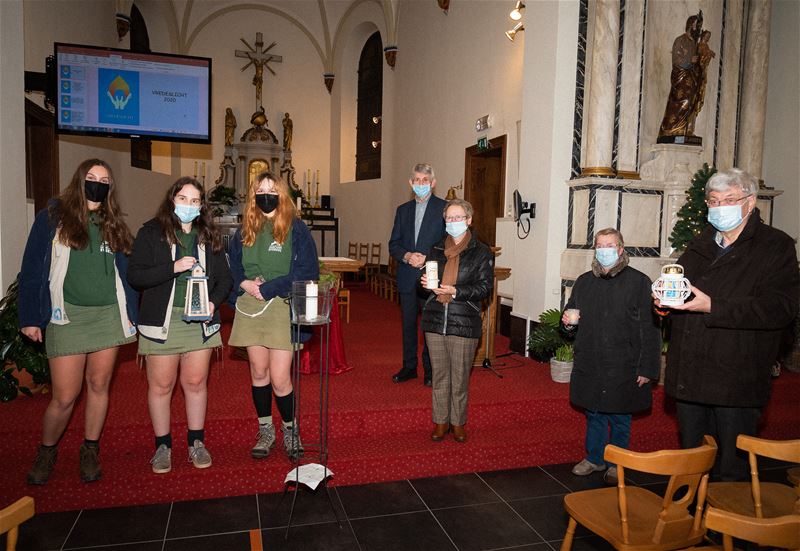 Scouts brachten het vredeslicht naar Eversel