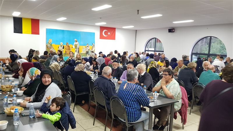 Selimiye-moskee bood een iftar-maaltijd aan