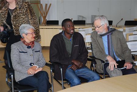 Senegalese gast in gemeentehuis