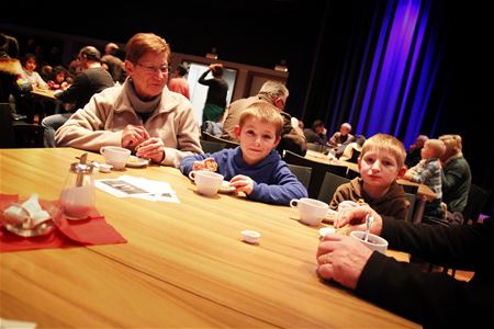 Senioren en kids samen naar de film