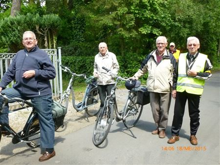 Senioren fietsen naar Peer