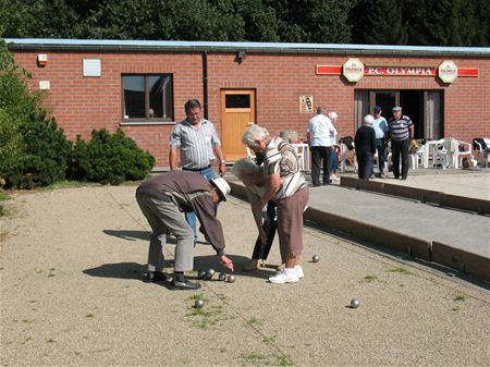 Senioren kampen op de petanquebaan