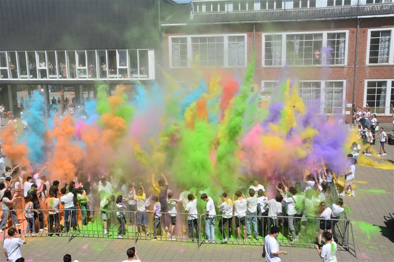 SFC zet de vakantie in met kleurrijke party