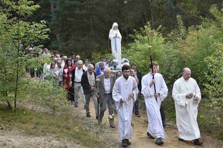 Sfeervolle kaarskesprocessie in Bolderberg