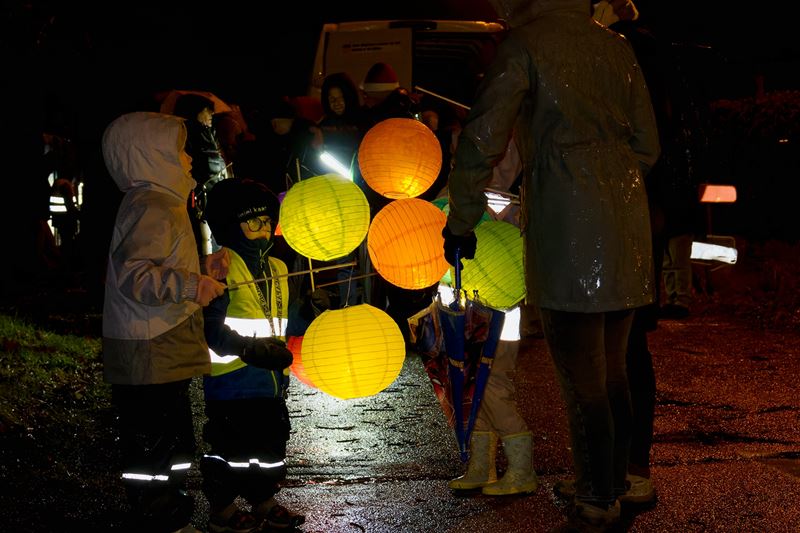 Sfeervolle lampionnentocht ondanks de regen
