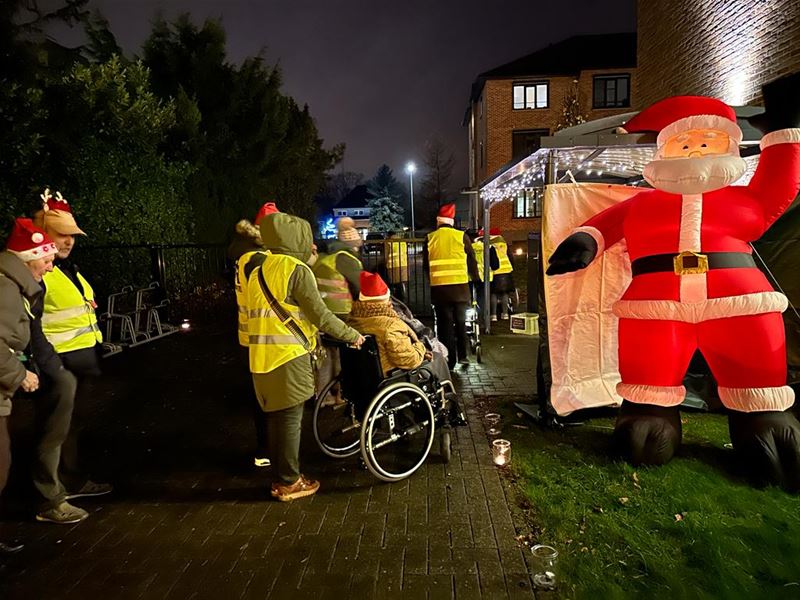 Sfeervolle lichtjeswandeling van wzc Berckenbosch