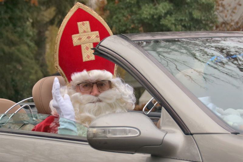 Sint bezoekt Blauwe Wijk in een cabrio