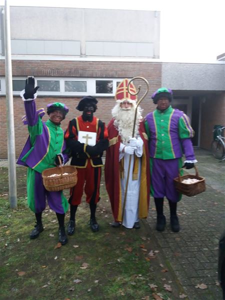 Sint bibbert in een cabrio