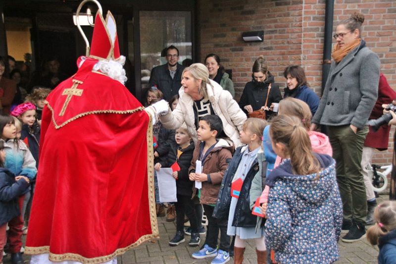 Sint en pieten op bezoek in de Blauwe Wijk