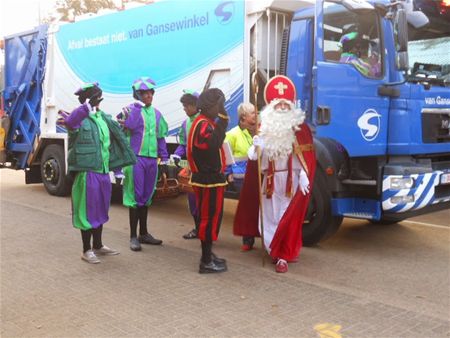 Sint komt met vuilniswagen