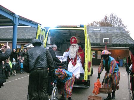 Sint komt met ziekenwagen