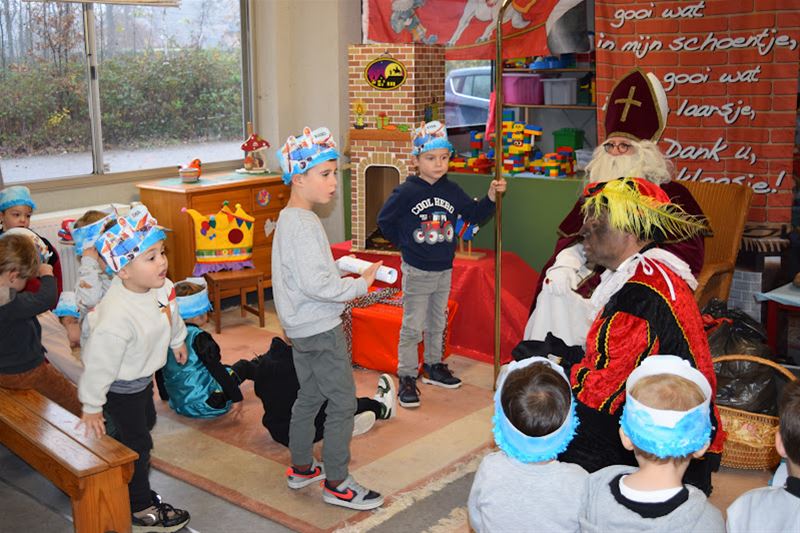 Sint kwam in een kruiwagen naar 't Molenholleke