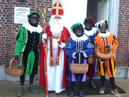 Sint ontvangt kinderen in kerk van Viversel