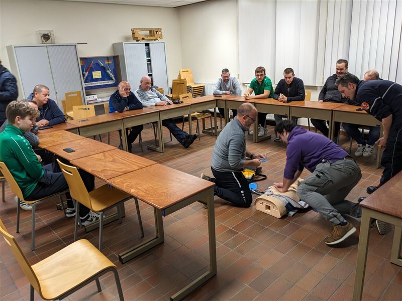 SK Heusden 06 leert omgaan met AED-toestel