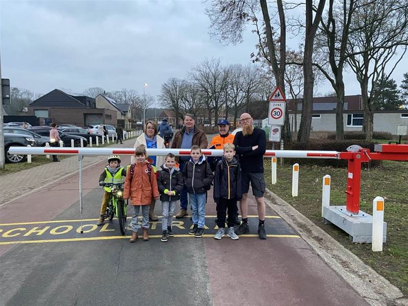 Slagboom aan de school van Bolderberg staat er