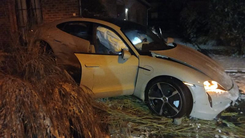 Slippende auto door twee voortuinen