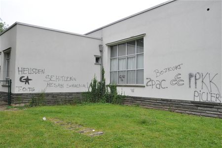 Slogans op muren Rode Kruisgebouw