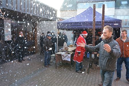 Sneeuw op kersthappening revue