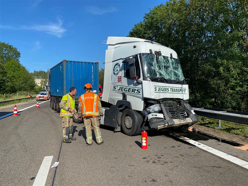 Snelweg versperd door vrachtwagenbotsing