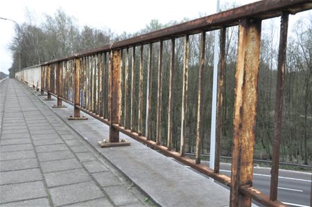 Snelwegbrug in staat van ontbinding