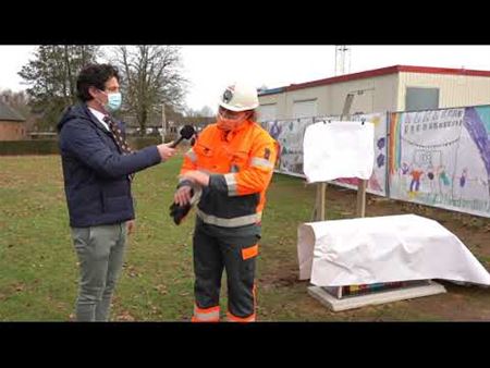 Speciale eerste steenlegging van gemeenteschool