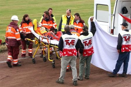 Speedwayrijder maakt zware val